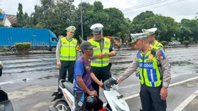 Satlantas Polres Metro Tangerang Kota Bersama PUPR Perbaiki Jalan Rusak di Lampu Merah Tanah Tinggi