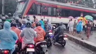 Kereta Api Bandara Tabrak container Yang Tersangkut di Perlintasa Antara Setasiunn Poris dan Batuceper
