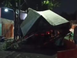 Diduga Akibat Jalan Ambles, Truk Box Ekspedisi Kecelakaan di Neglasari