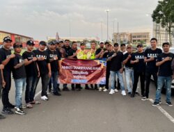 DPW AMKEI Tangerang Raya Bagikan Takjil Gratis di Perempatan Symphony Gading Serpong