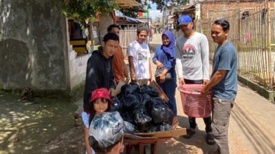 Pos Pemuda Empang Gelar Jumat Berkah, Bagikan Sembako kepada 57 Janda di Belendung