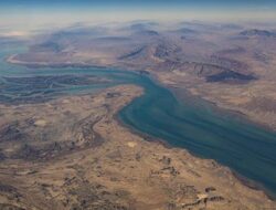 Iran Tutup Selat Hormuz, Harga Minyak Dunia Akan Melonjak Tajam