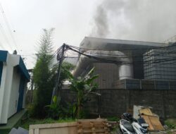 Asap Hitam dari Gudang Pabrik Baja Resahkan Warga Periuk