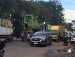 Truk Alat Berat Tersangkut Kabel PLN, Jalan Husain Sastranegara Macet Parah