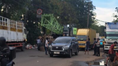 Truk Alat Berat Tersangkut Kabel PLN, Jalan Husain Sastranegara Macet Parah