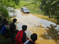 Mobil Terperosok ke Saluran Air, Diduga Pengemudi Mengantuk di Sekitar Bandara Internasional Soekarno-Hatta