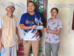 PT. Gayuh Media Informatika Tunjukkan Kepedulian, Bantu Warga Pajang Korban Atap Rumah Roboh