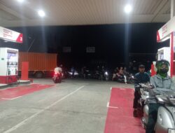 Pertamax Naik, Antrean SPBU di Jalan Pembangunan III Neglasari Mengular