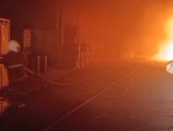 Malam Mencekam di Tanah Tinggi, Pabrik Karet Terbakar Hebat hingga Dini Hari