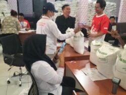 Kades Rawa Rengas Turun Langsung Pantau Pembagian Sembako untuk Warga